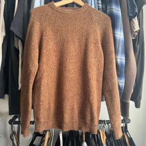 Brun stickad tröja från Bläck - Säljer en brunmelerad stickad tröja från Bläck i storlek S. Tröjan har rund halsringning och långa ärmar, perfekt för kyligare dagar. Den har en klassisk och enkel design som passar till mycket.