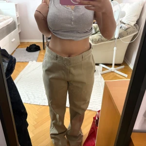 Beiga Dickies 874 Original Fit byxor - Säljer ett par klassiska beiga Dickies 874 Original Fit byxor. De har rak passform, normal midja och är tillverkade i ett slitstarkt material. Perfekta för en clean och stilren look.