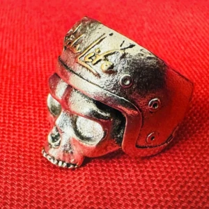 Dödskallering i stål med hjälm med texten "Ride Life" – justerbar storlek  - Tung och detaljrik ring i rostfritt stål med dödskalle och MC-hjälm där det står “Ride Life”. Justerbar storlek – passar flera fingrar. Perfekt för en alternativ stil med attityd. Ingen prutning, men jag erbjuder bundlerabatt. Kolla gärna mina andra annonser!  ⸻ 