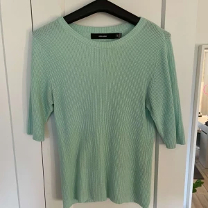 Mintgrön stickad t shirt  från Vero Moda - Säljer en mintgrön stickad t shirt från Vero Moda. Tröjan har rund halsringning och tre kvarts ärm💗 Storlek M💗Använd inte köp nu!