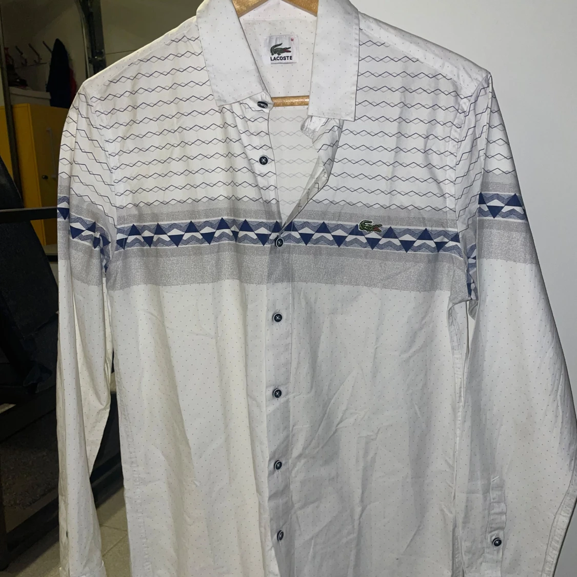 Vit mönstrad skjorta från Lacoste