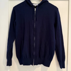 Ahlquist Clothing hoodie - Säljer en mörkblå hoodie från Ahlquist Clothing i storlek S. En blandning av merinoull och cahsmir så väldigt skön. Använd MAX 4 gånger, köpte ny för 749. Tänker mig runt 300 kr ✌🏼Skriv om du har några funderingar 😊