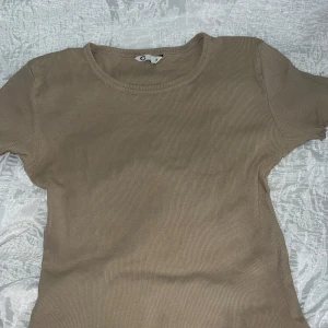 Beige ribbad t-shirt från Cubus❤️ - Säljer en enkel beige ribbad t-shirt från Cubus. T-shirten har rund halsringning och korta ärmar.