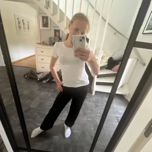 Svarta kostymbyxor med rak passform - Säljer ett par svarta kostymbyxor med normal passform och rak siluett. Byxorna har knapp och dragkedja i midjan och är perfekta för en stilren look. Passar dig som gillar klassiska och enkla byxor. Högmidjade mot de håller! 💗