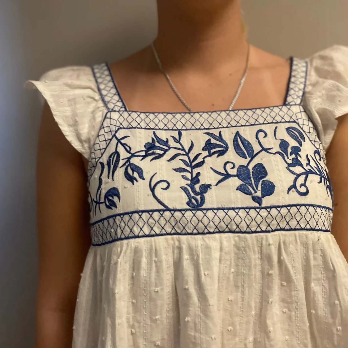 Vit blus med blå broderier och volangärmar - 2