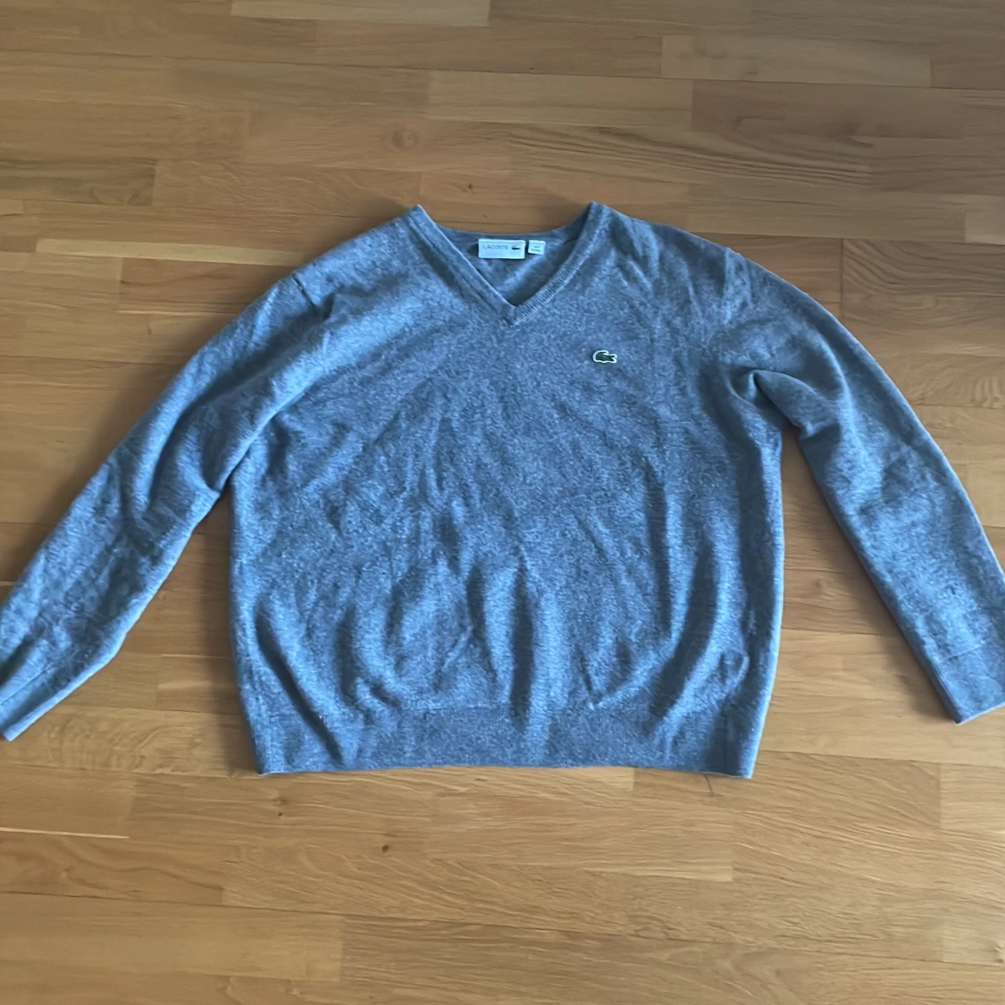 Grå v-ringad tröja från Lacoste