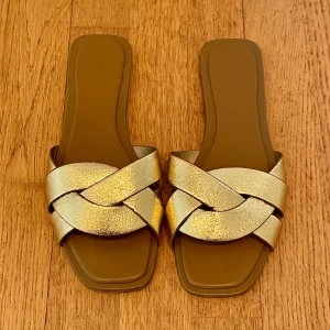 Sandaler guld - Mycket fina, helt  oanvända sandaler, från H&M. Stl 37. Tyvärr fel storlek för mig.