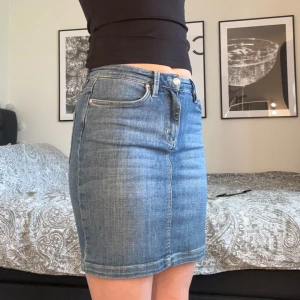 Jeanskjol - Blå jeanskjol som är i ett mycket bra skick och har inga tecken på slitage💙