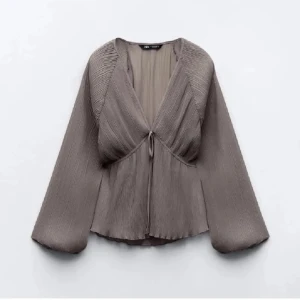 Unik blus från zara - Säljer denna supersnygga blusen från zara i strl M (skulle säga att den även passar s) 💕 Köpt här på plick i fint skick, endast testad på.  Säljer pga att den inte kommer till användning ! Hör gärna av er för fler bilder osv🫶🏼