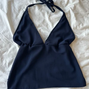 Halterneck topp - 🦋Handsydd🦋  Supersnygg halterneck topp med knyte i nacke och rygg.