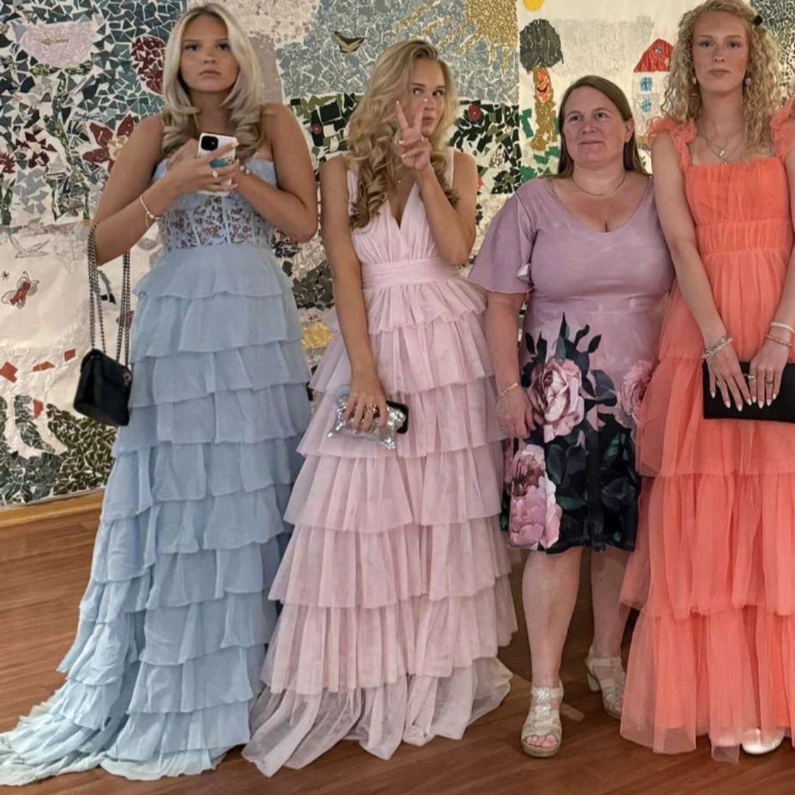 Ljusrosa volangklänning med djup v-ringning - 3