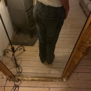 Snygga mörkblå jeans  - Säljer ett par mörkblå jeans med rak passform. Knappt använda. Jensen är utan stretch. Hör av dig om du är intresserad!🥰