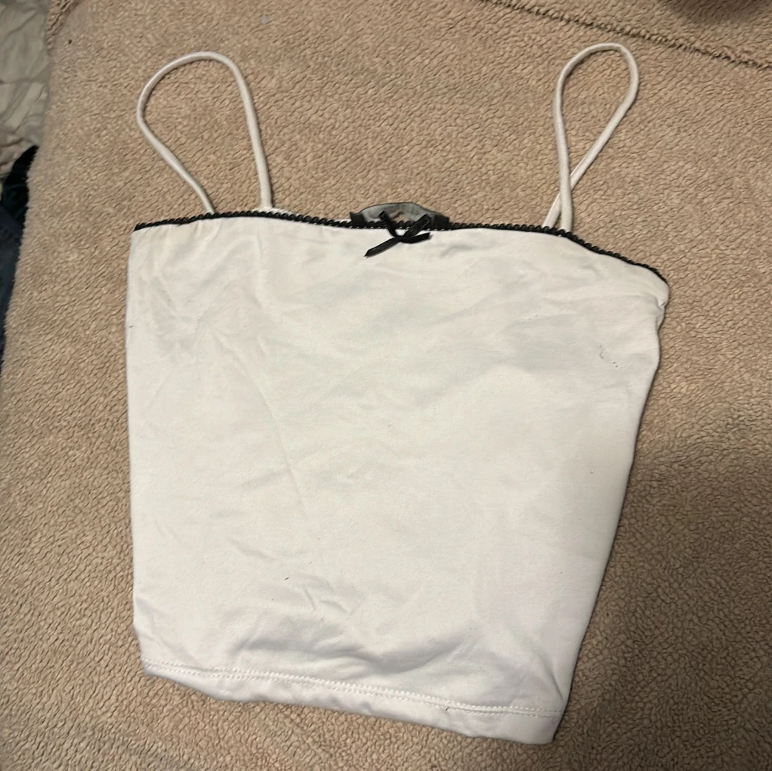 Vit linnetopp med svarta detaljer FB Sister