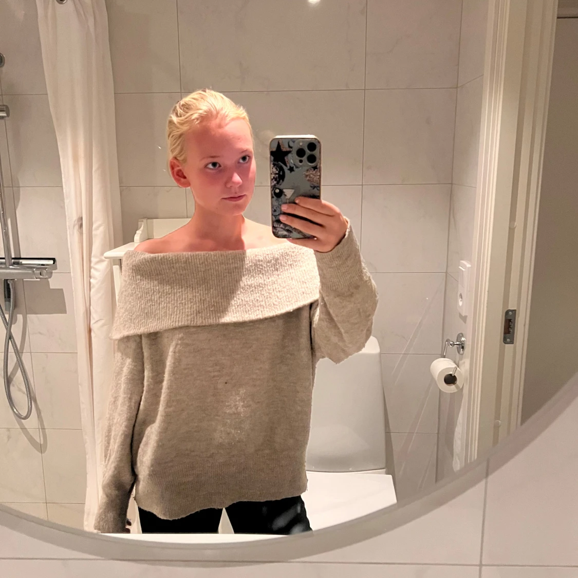 Beige offshoulder stickad tröja - 1