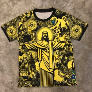 Brasil Jesus tröja  - Säljer en unik Nike Dri-Fit t-shirt i svart och gult med Brasil-tema och stort tryck av Kristusstatyn och detaljerade motiv. Rund halsringning med svarta muddar. Perfekt för dig som vill sticka ut med en riktigt fet design.