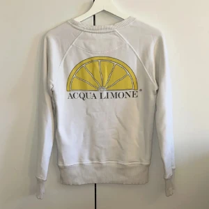 Acqua limone tröja - Strl XS. Använd, men i fint skick. Säljer då den är för liten. Nypris 1 100 kr, mitt pris 350 kr. Tryck gärna på ”köp”.