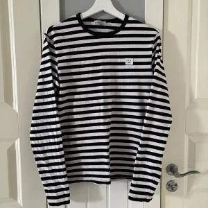 Acne studios - Acne studios randig långärmad tröja. Nypris 3499 och är så gott som ny. Priset är justerbart vid snabb affär