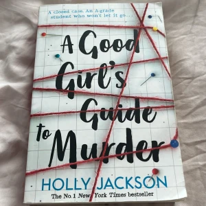 A Good Girl's Guide to Murder - En spännande thriller om Pippa som gräver i ett gammalt mordfall för sitt skolprojekt. Perfekt för dig som gillar mysterier, oväntade vändningar och att själv försöka lösa gåtan. En modern deckare som håller dig fast från första sidan!
