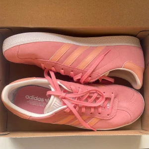 Rosa/korall gazelle sneakers  - Jättesnygga, aldrig använda då de var förstora för mig. De passade min kompis som har strl 40 så de är stora i storleken. Nypris 849kr💘UK 6 och US 6 1/2