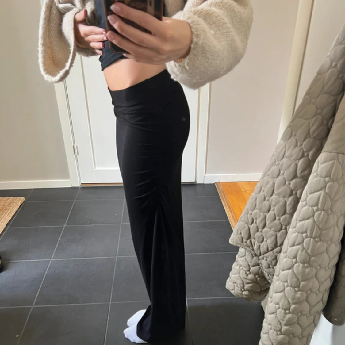 Svart långkjol i stretchigt tyg - 2