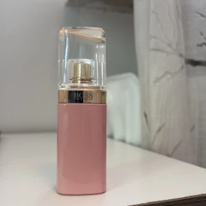 Hugo Boss Ma Vie Eau de Parfum 30ml - Säljer en Hugo Boss Ma Vie Eau de Parfum i 30 ml flaska. Flaskan är ljusrosa med gulddetaljer och har en elegant, fyrkantig form med genomskinligt lock. Perfekt storlek för att ta med i väskan och en feminin doft som känns lyxig.