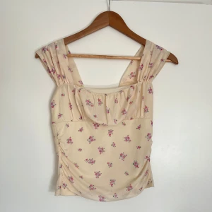 Ljusgul blommig topp - Såå söt topp som tyvärr är lite liten på mig. Mycket bra skick. Köpte på Vinted och har använt 2/3 gånger. Storleken är lite liten, skulle säga xs/s. Sömmen är lite trasig på ett ställe (se sista bilden) men inget som syns eller märks. Annars toppenskick💓
