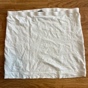 Vit kortkjol från H&M Basic - Enkel och stilren vit kortkjol från H&M Basic. Kjolen är rak i modellen och tillverkad i mjuk bomull med lite stretch för en bekväm passform. Perfekt att matcha med en crop top eller hoodie för en chill look.