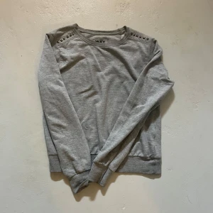 Grå sweatshirt med nitar från WAY INK - Grå sweatshirt från WAY INK med coola fyrkantiga nitar på axlarna. Använd en del men i bra skick💕