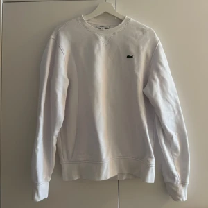 Lacoste sweatshirt - Säljer här en vit sweatshirt från Lacoste Sport, i storlek S. Mitt pris 200kr