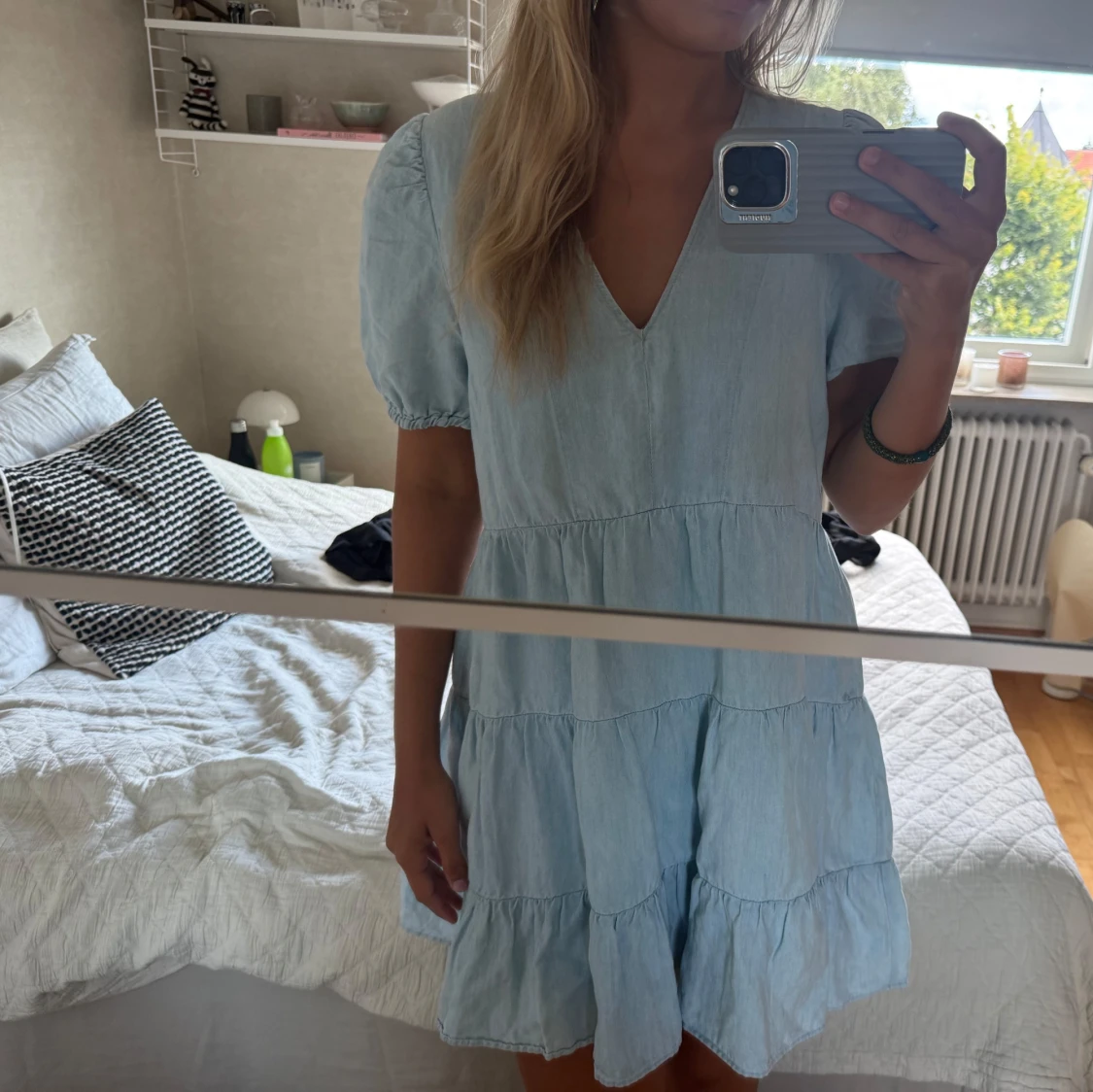 Ljusblå kort klänning med v-ringning - 1