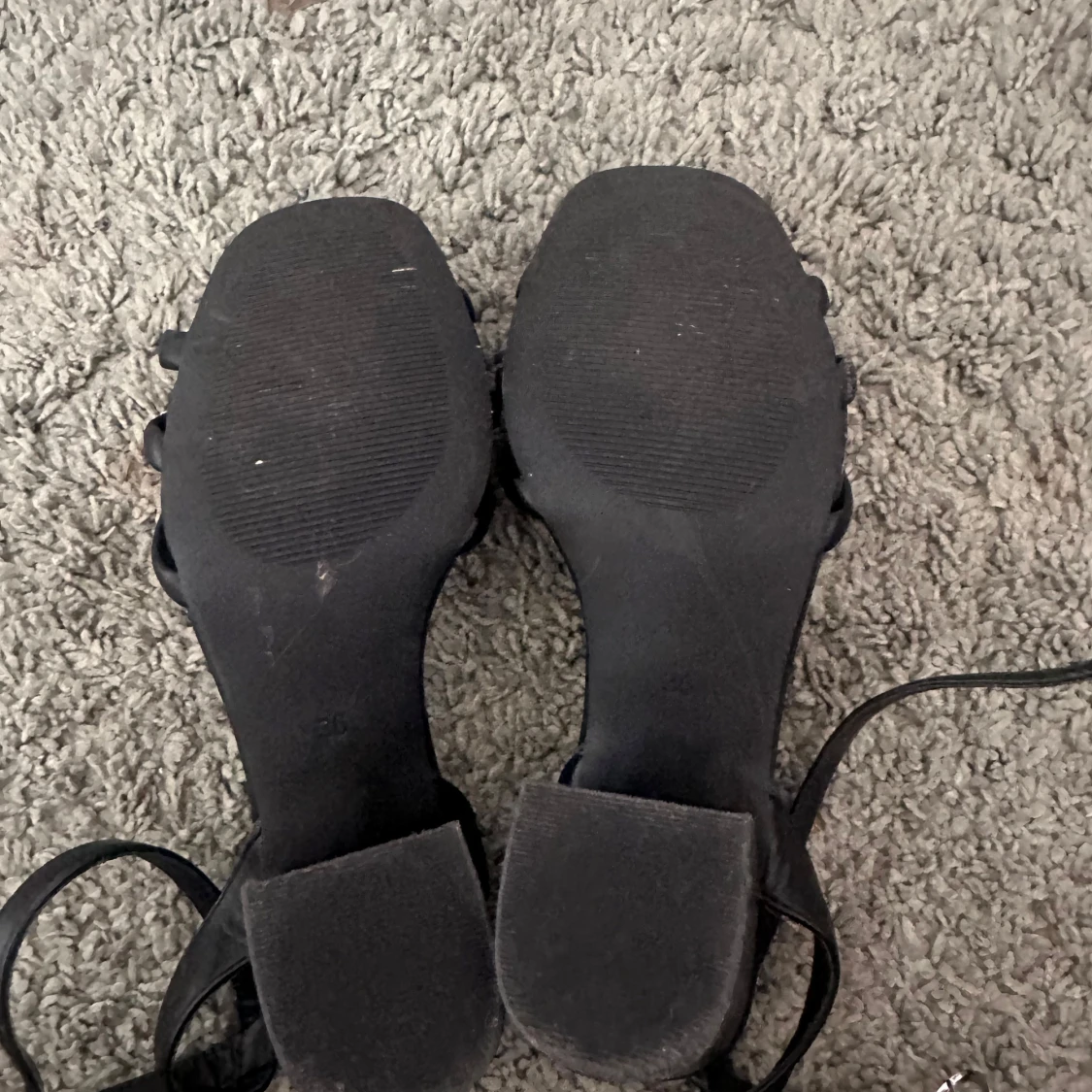 Svarta sandaler med klack från Clou - 3