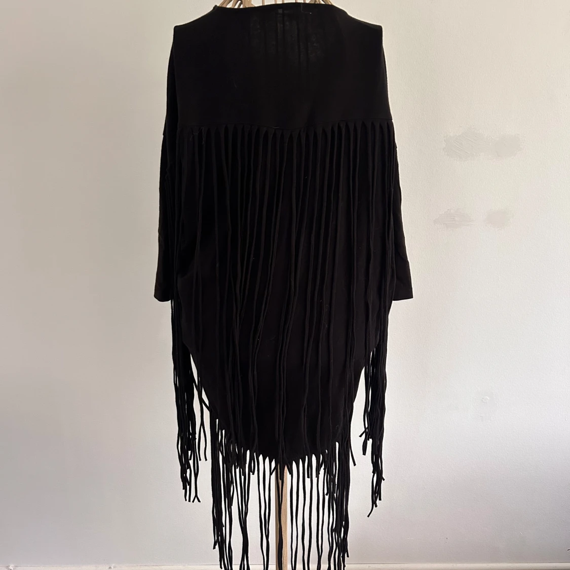 Svart kimono cardigan med fransar - 1