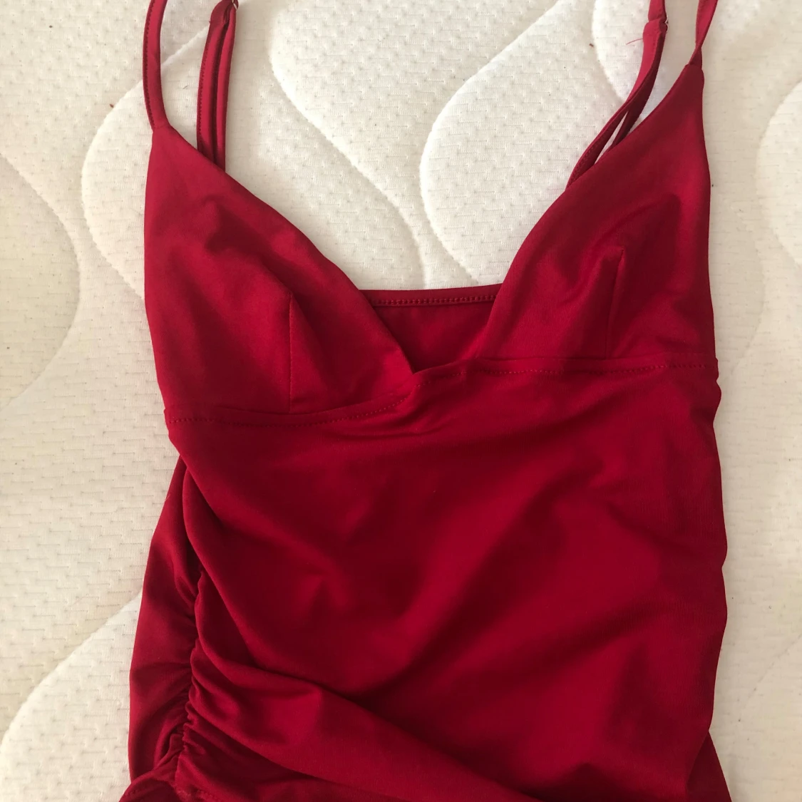 Röd kort klänning med smala axelband