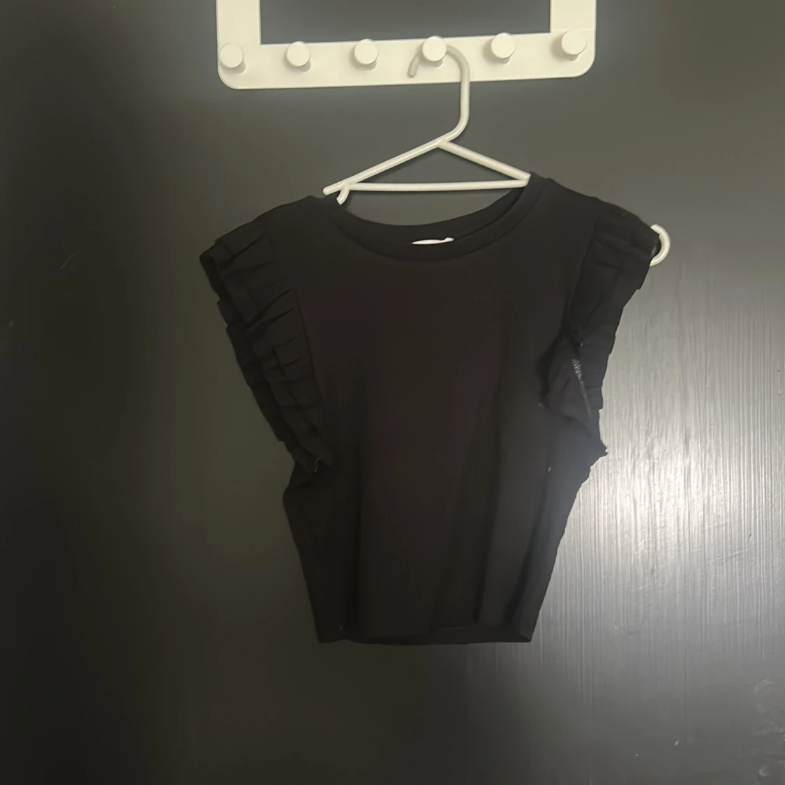 Svart croppad topp med volang från Zara