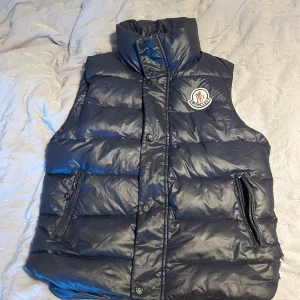 Moncler väst - En gammal moncler väst i storlek small. Finns några defekter men inte mycket
