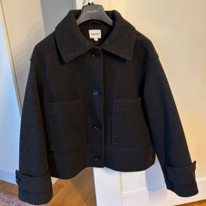 Svart kappa från KappAhl - Helt ny svart kappa från Kappahl som köptes för 1190 kr