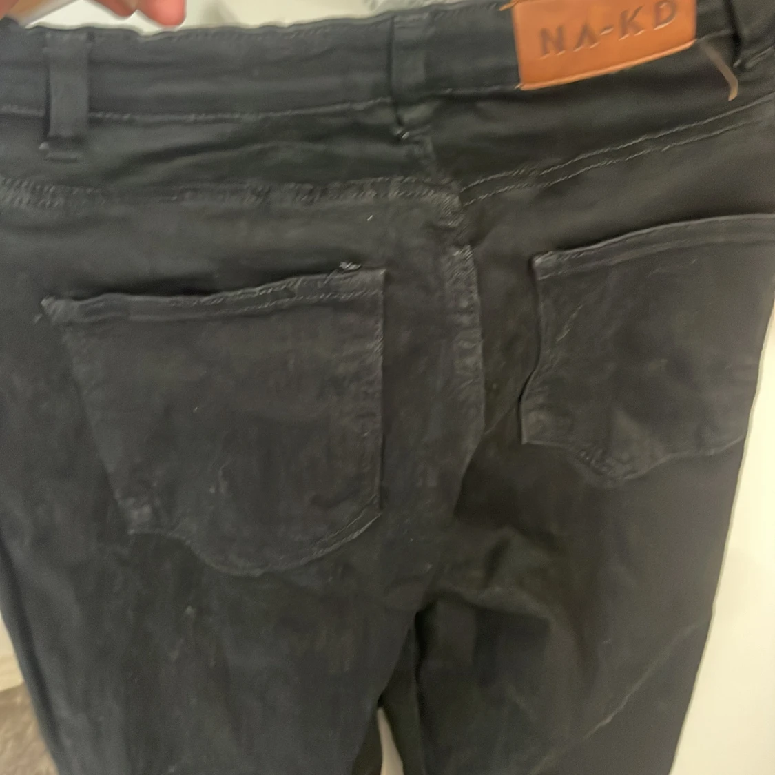 Svarta jeans från NA-KD med råa benslut - 3