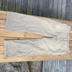 Beiga linnebyxor från Reedwood - Snygga beiga linnebyxor från Redwood med raka ben och avslappnad passform. Byxorna har stora fickor fram och bak. Perfekta för chill dagar eller när du vill ha en luftig och skön stil. De fattas en knapp i fram och en på vänster bakficka annars är dem superfina! 