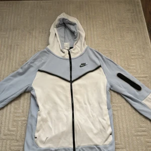 Nike tech  i blått och vitt - Säljer en Nike tech då jag aldrig använder den. Storlek S men funkar även som M. Fin och skön! Pris kan diskuteras.