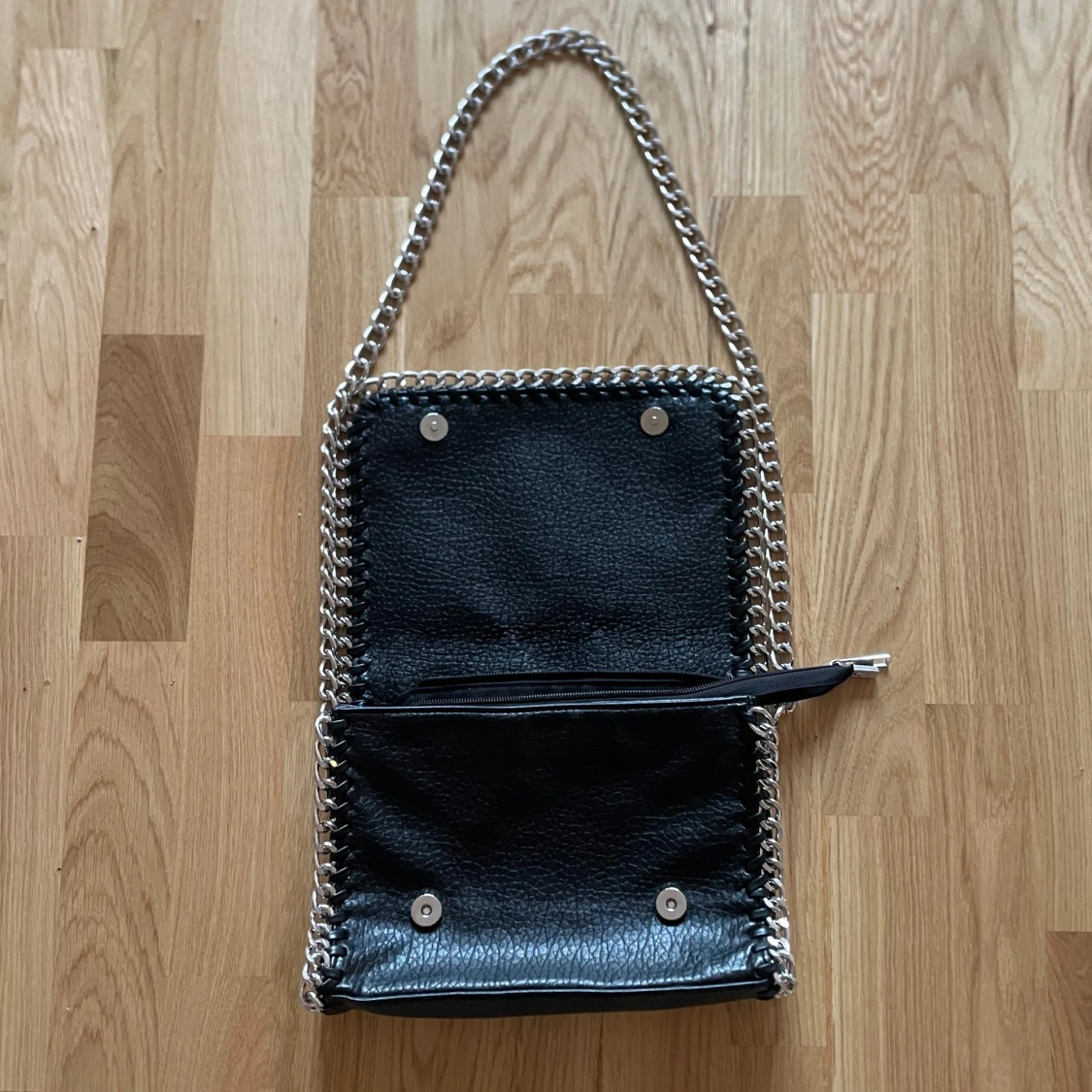 Svart axelväska med kedjedetaljer Tiamo - 4