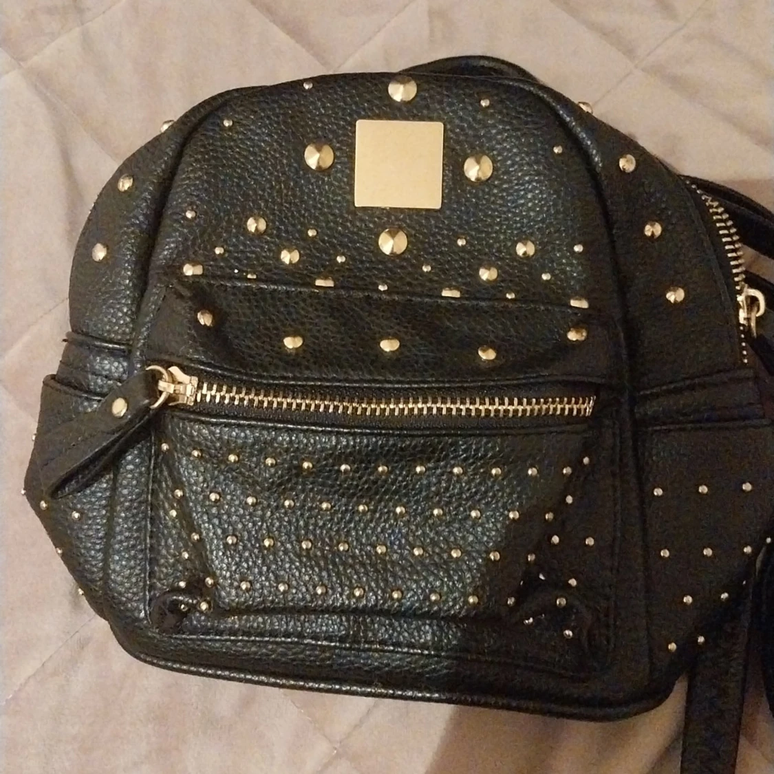 Svart ryggsäck med guldnitar - 2