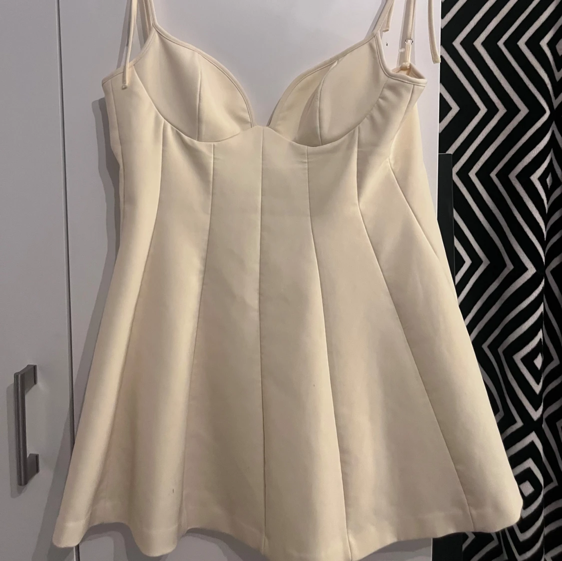 Champagnefärgad kort klänning från Zara