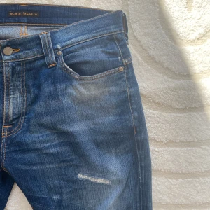 Feta Nudie Jeans - Ett par sjukt feta Nudie Jeans med assnygg tvätt!🌤️ | Längden är uppsydd till storlek 32 | Modell: thin Finn |  Hör av dig vid fler frågor!🙌