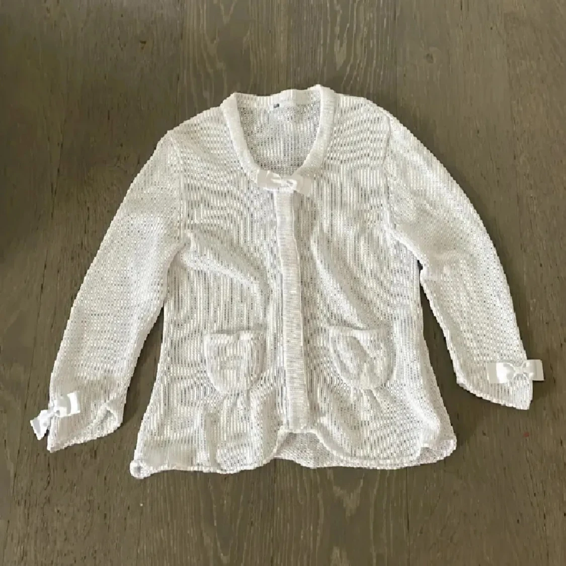 Vit stickad kofta med rosetter - 3