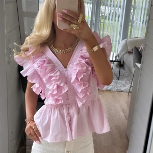 Rosa blus  - Från Yas. Populär o slutsåld. Nypris 800kr. Säljer likadan vit också 