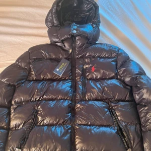 Svart pufferjacka från Polo Ralph Lauren - Säljer nu min Polo Ralph Lauren Jacka, Perfekt för dig som vill hålla dig varm på kalla dagar och riktigt snygg streetstil. Skriv om ni är inte intresserade eller har några frågor * pris kan diskuteras*