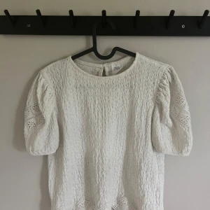 Vit blus med puffärm från Zara - Söt blus från Zara barnavdelning.