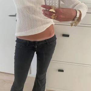 LOW RISE svarta bootcut jeans - Säljer ett par svarta låg midjade bootcut jeans. De är från en vintage kollektion från ZARA och säljs inte längre. De är snygga och väldigt poppis bland unga.