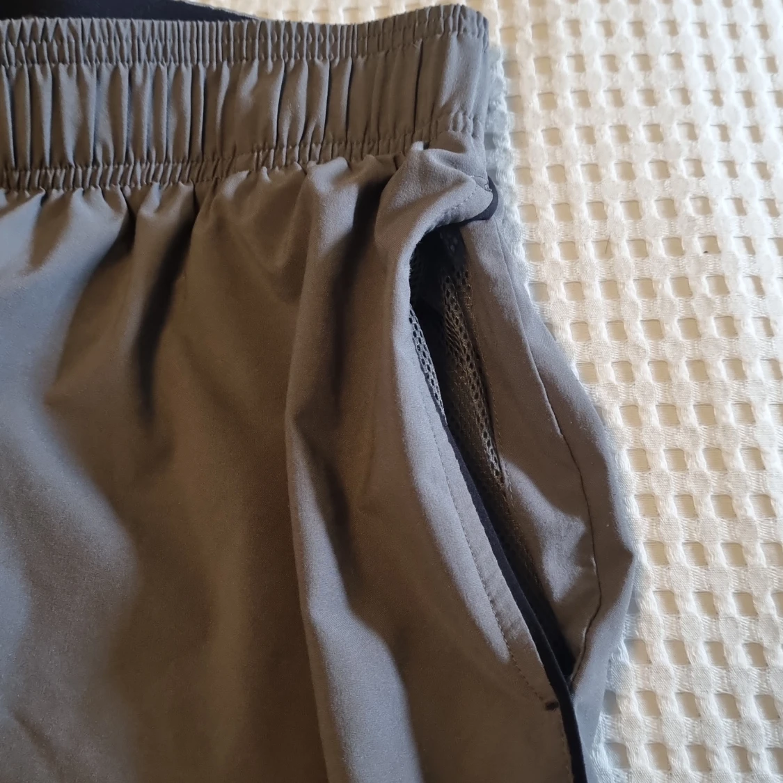 Grå shorts från Under Armour - 4