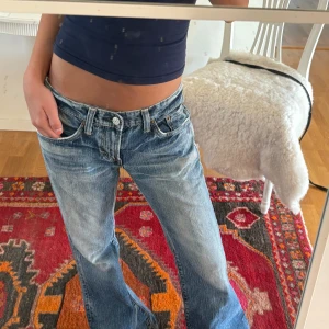 Edwin Jeans 27x30 -  Jeans i ljusblå tvätt med snyggt slitna detaljer. Modellen är lågmidjad med bootcut-ben.